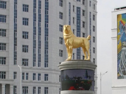 Turkmenistan President Gurbanguly Berdymukhamedov unveils gold dog statue | उत्तर कोरिया के किम जोंग से कम सनकी नहीं है इस देश का शासक, बनवाई अपने कुत्ते की 20 फीट ऊंची सोने की मूर्ति