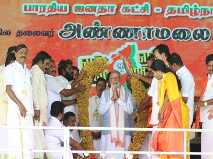 PM Narendra Modi Receives 67 Kg Turmeric Garland, Handmade Shawl and Replica of Jallikattu Bull As Gifts From People of Tamil Nadu | पीएम मोदी को तमिलनाडु के लोगों से उपहार के रूप में 67 किलो की हल्दी की माला, हस्तनिर्मित शॉल और जल्लीकट्टू बैल की प्रतिकृति मिली