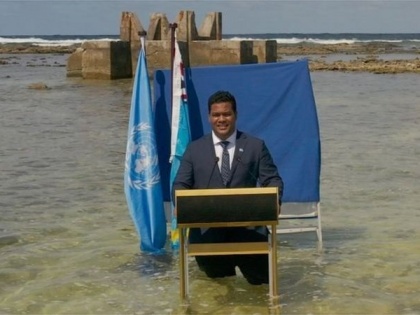 climate change Tuvalu foreign minister Simon Kofe standing knee-deep in seawater powerful message United Nations | समंदर में डूबने वाला है यह देश, विदेश मंत्री ने कहा- नहीं चेते तो दुनिया के दूसरे देशों का भी हो सकता है यही हाल, देखें वीडियो