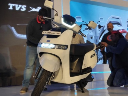 TVS enters electric two-wheeler segment launches iQube at rs1.15 lakh | टीवीएस की इलेक्ट्रिक स्कूटर आईक्यूब, बजाज चेतक से है कड़ा मुकाबला