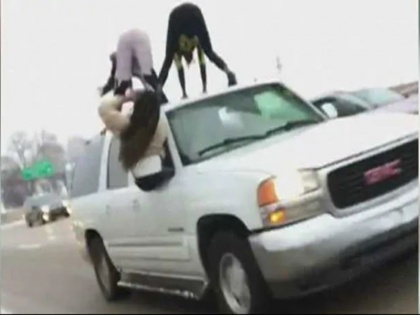 Two girls Twerking On The Top Of A Moving car, video goes viral | चलती कार के ऊपर लड़कियां करने लगीं ऐसी हरकत, VIDEO हुआ वायरल