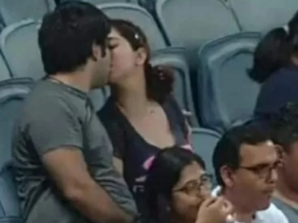 IPL 2022 couple kissing in IPL match photo goes viral with various memes watch | IPL मुकाबले के बीच किस करते कपल को टीवी कैमरे ने किया कैद, कई मजेदार मीम्स के साथ सोशल मीडिया पर तस्वीरें वायरल