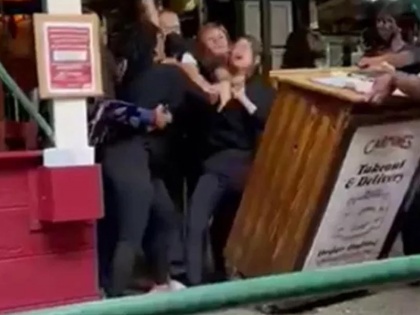 Host asked for vaccination proof in restaurant, women beat up together | VIDEO: रेस्टोरेंट में होस्ट ने मांगा वैक्सीनेशन प्रूफ, महिलाओं ने मिलकर कर दी पिटाई