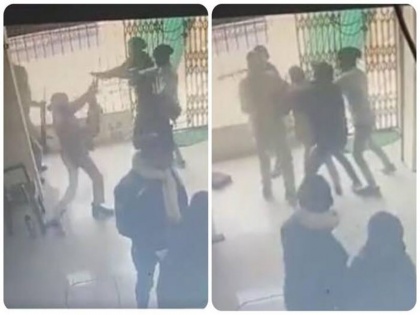 two bihar police constable fight with bank looter in vaishali Bihar police also congratulated viral video | वीडियो: बैंक लुटने आए बदमाशों से ऐसे भिड़ी 2 महिला कांस्टेबल और फिर...., सिपाहियों के साहस की बिहार पुलिस ने भी की तारीफ