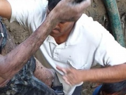 Noida 2 died while cleaning the sewer, NDRF team recovered dead bodies. | नोएडा में सीवर लाइन को खोल रहे दो सफाईकर्मियों की डूबने से मौत, परिजनों ने किया हंगामा