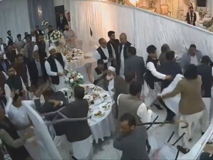 two groups fight scene in wedding hall in Regent Hall Bolton UK viral video | UK: बोल्टन की एक शादी समारोह में हुआ हंगामा, दोनों पक्षों के बीच हुई जमकर मारपीट-चले लाठी और डंडे, देखें वीडियो