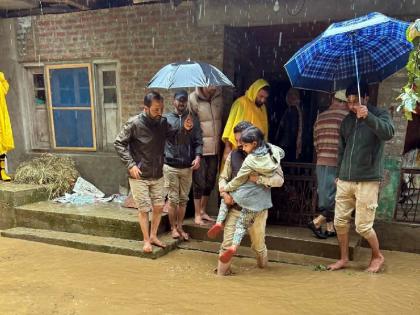 House collapsed due to continuous rain in Rajouri 2 people died Kashmir's lifeline highway closed | राजौरी में लगातार बारिश से ढहा मकान, 2 लोगों की मौत; कश्‍मीर की लाइफ लाइन राजमार्ग बंद