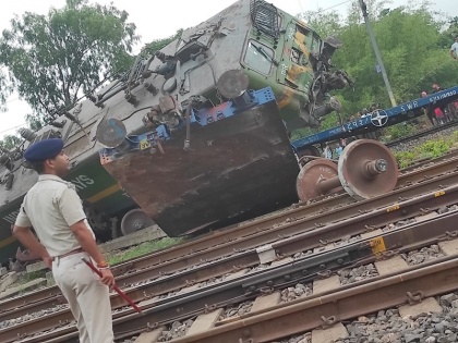 Two goods trains collided in Bankura, West Bengal, 12 coaches derailed, 14 trains canceled due to disruption of rail operations | पश्चिम बंगाल के बांकुरा में दो मालगाड़ियों की टक्कर, 12 डिब्बे पटरी से उतरे, रेल परिचालन बाधित होने से 14 ट्रेनें हुई रद्द