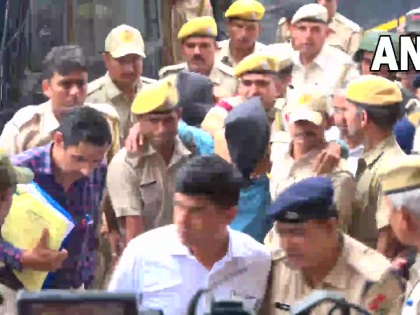 Udaipur murder incident Accused attacked angry crowd people police outside premises NIA court in Jaipur see video | कन्हैयालाल मर्डर: उदयपुर कांड के आरोपियों को भीड़ ने दबोचा, लोगों ने थप्पड़ों से पिटाई की, देखें वीडियो