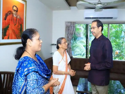 Uddhav Thackeray meets Sanjay rauts mother, Raut arrested in an alleged land scam case | संजय राउत की गिरफ्तारी के बाद उद्धव ठाकरे ने की शिवसेना नेता की मां और पत्नी से मुलाकात