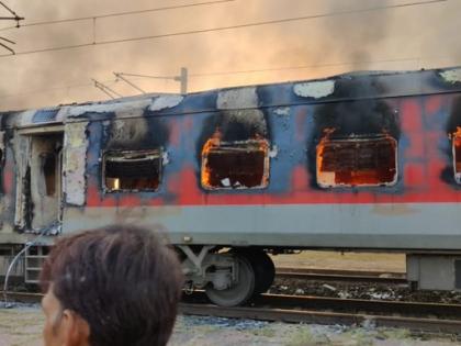 Morena Udhampur-Durg Express A1 & A2 coaches fire Hetampur Railway Station Madhya Pradesh see video | उधमपुर एक्सप्रेस की A1 & A2 सहित चार बोगियों में आग, ट्रेन में अफरा-तफरी, वीडियो देख हो जाएंगे हैरान Morena Udhampur-Durg Express A1 & A2 coaches fire Hetampur Railway Station Madhya Pradesh see video | उधमपुर एक्सप्रेस की A1 & A2 सहित चार बोगियों में आग, ट्रेन में अफरा-तफरी, वीडियो देख हो जाएंगे हैरान