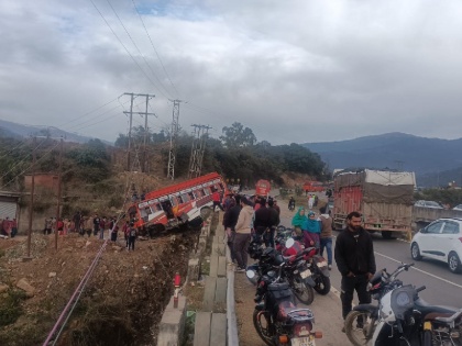 Bus turns turtle in Jammu Kashmir Udhampur several injured | जम्मू-कश्मीर: उधमपुर में बस हुई दुर्घटनाग्रस्त; कई यात्री घायल, रेस्क्यू जारी