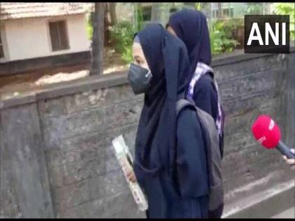 Udupi Hijab Row two students wearing hijab leave the PUC examination centre | Hijab Row: पीयूसी परीक्षा देने हिजाब पहनकर पहुंचीं छात्राओं को नहीं मिला प्रवेश, छोड़ा एग्जाम
