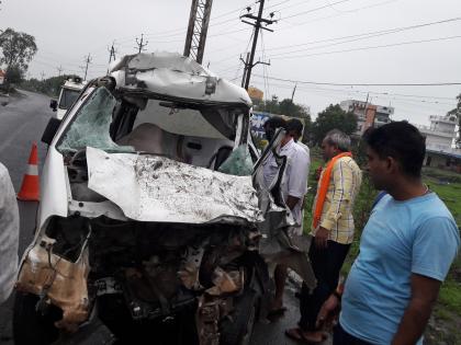 Car collided truck parked two people died on the spot 2 others died in hospital Ujjain | उज्जैन में खड़े ट्रक से टकरायी कार, दो लोगों की मौके पर मौत, 2 अन्य ने अस्पताल में दम तोड़ा