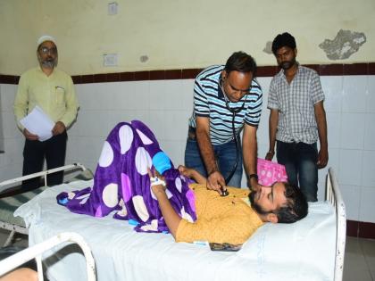 Ujjain: After eating food in marriage, Over hundred people suffering from vomiting & diarrhea | उज्जैन: शादी में खाना खाने के बाद डेढ़ सौ बारातियों का बुरा हाल, हुए उल्टी दस्त का शिकार Ujjain: After eating food in marriage, Over hundred people suffering from vomiting & diarrhea | उज्जैन: शादी में खाना खाने के बाद डेढ़ सौ बारातियों का बुरा हाल, हुए उल्टी दस्त का शिकार