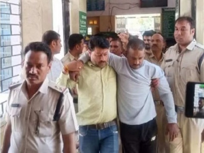 Ujjain: The three miscreants who entered the hotel and looted the devotees were caught by the police | उज्जैन: होटल में घुसकर श्रद्धालुओं को लूटने वाले तीनों बदमाशों को पुलिस ने घेराबंदी कर पकड़ा