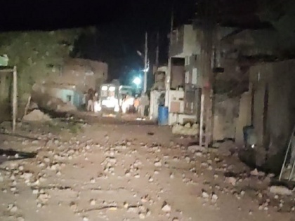 Madhya Pradesh: Unrest in Ujjain's Mahidpur, a policeman stabbed | मध्य प्रदेश: उज्जैन के महिदपुर में अशांति, पुलिस के एक जवान को चाकू मारा
