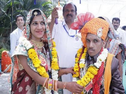 Ujjain: 122 divyang couple got married, Event recorded as world record in Golden Book | उज्जैन: 122 दिव्यांग जोड़े परिणय बन्धन में बंधे, गोल्‍डन बुक में वर्ल्ड रिकार्ड के रूप में दर्ज हुआ विवाह समारोह