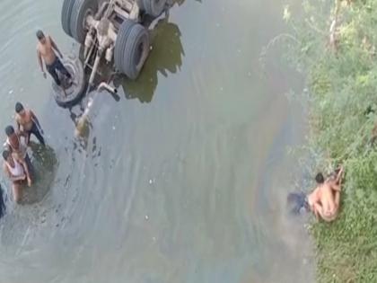 High speed truck fell into Chambal river in Ujjain, Madhya Pradesh, three people were in the truck, one died | मध्य प्रदेश: उज्जैन में तेज रफ्तार ट्रक चंबल नदी में गिरा, ट्रक में सवार थे तीन लोग, एक की मौत
