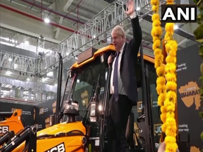 UK PM Boris Johnson rides jcb bulldozer Gujarat CM Bhupendra Patel visits JCB factory Halol GIDC Panchmahal see video | बुलडोजर पर सवार ब्रिटेन पीएम बोरिस जॉनसन, सोशल मीडिया पर वीडियो वायरल, देखें