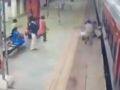 video passenger saved from coming under train at delhis railway station caught on camera rpf personnel saved him | दिल्ली रेलवे स्टेशन पर यात्री ट्रेन के नीचे से आने से बचा, आरपीएफ जवान ने बचाई जान, वीडियो वायरल