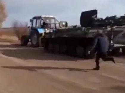 Russia Ukraine war video of ukrainian farmers stealing Russian Tank using tractor goes viral | यूक्रेन का किसान ट्रैक्टर से खींच ले गया रूसी टैंक! पीछे-पीछे दौड़ता रह गया सैनिक, देखें वीडियो