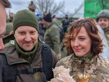 Russia Ukraine: Ukrainian soldiers get married amid war photos | युद्ध के मैदान में शादी, रूस के खिलाफ जंग के बीच विवाह के बंधन में बंधा यूक्रेन का सैनिक