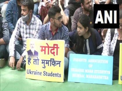 Students who returned from Ukraine demands admission to Indian institutions for their remaining education | 'मोदी है तो मुमिकन है' पोस्टर लेकर यूक्रेन से लौटे छात्रों ने प्रधानमंत्री से लगाई गुहार, देश के शिक्षण संस्थानों में दाखिला की मांग