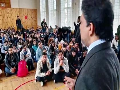 Russia Ukraine Crisis Poland giving visa free entry Indian students trapped in Ukraine Poland ambassador Adam Burakowski India informed | Russia Ukraine Crisis: पोलैंड दे रहा यूक्रेन में फंसे भारतीय छात्रों को वीजा फ्री एंट्री, वहां के राजदूत ने दी सूचना, जल्द उड़ानों की संख्या बढ़ाएगा इंडिया Russia Ukraine Crisis Poland giving visa free entry Indian students trapped in Ukraine Poland ambassador Adam Burakowski India informed | Russia Ukraine Crisis: पोलैंड दे रहा यूक्रेन में फंसे भारतीय छात्रों को वीजा फ्री एंट्री, वहां के राजदूत ने दी सूचना, जल्द उड़ानों की संख्या बढ़ाएगा इंडिया