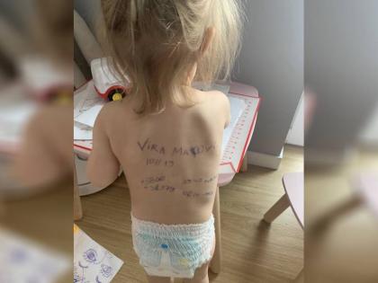 Russia Ukraine War Ukrainian Mother Writes Family Details On Toddler's Back | यूक्रेनी मां ने बच्ची की पीठ पर लिखी फैमिली डिटेल्स, वजह जानकर हो जाएंगे भावुक, देखें तस्वीर