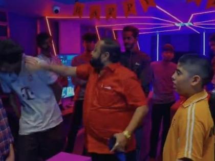 watch MNS leader slaps gaming zone employee video goes viral Ulhas Bhoir, president of MNS's welfare unit, is debating | ठाणेः गेमिंग जोन के कर्मचारी को थप्पड़, मनसे की कल्याण इकाई के अध्यक्ष उल्हास भोइर कर रहे बहस, देखिए वीडियो
