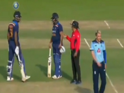 Hardik Pandya And Sam Curran Fight As Umpire Intervenes To Separate The Two video viral | IND vs ENG 2nd ODI: लाइव मैच के दौरान मैदान पर हार्दिक पंड्या से भिड़ गए सैम कर्रन, फिर अंपायर ने आकर....