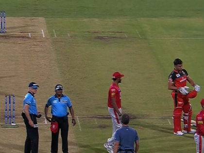 IPL 2019, RCB vs KXIP: Ball missing during Match that found in Umpire's pocket | Video: मैच के बीच में गेंद को पॉकेट में रखकर भूल गए अंपायर, फिर लाइव मैच में हुआ ये ड्रामा