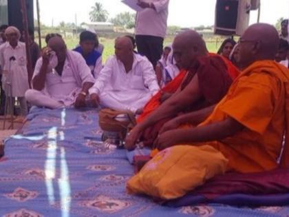 45 family members of Una flogging victims embrace Buddhism | गुजरात: उना कांड के पीड़ितों समेत दलितों ने छोड़ा हिन्दू धर्म, सामूहिक रूप से बने बौद्ध 45 family members of Una flogging victims embrace Buddhism | गुजरात: उना कांड के पीड़ितों समेत दलितों ने छोड़ा हिन्दू धर्म, सामूहिक रूप से बने बौद्ध