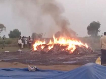 Unidentified people set fire 50 quintals red chillies kept in field ntr district ap victim farmer said loss 15 lakhs demanded investigation | VIDEO: खेत में रखी 50 क्विंटल लाल मिर्च में अज्ञात लोगों ने लगाई आग, पीड़ित किसान ने कहा- करीब 15 लाख का हुआ नुकसान, जांच की मांग की Unidentified people set fire 50 quintals red chillies kept in field ntr district ap victim farmer said loss 15 lakhs demanded investigation | VIDEO: खेत में रखी 50 क्विंटल लाल मिर्च में अज्ञात लोगों ने लगाई आग, पीड़ित किसान ने कहा- करीब 15 लाख का हुआ नुकसान, जांच की मांग की