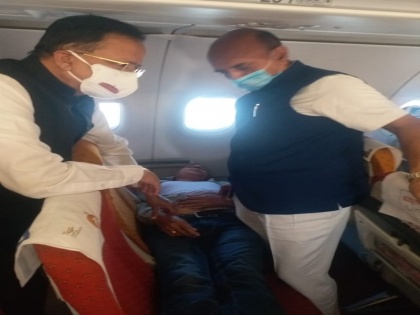 Union minister Dr. BK Karad BJP MP Dr. Subhash Bhamre help air india passenger during illness on board see photo | Air India की फ्लाइट में अचानक यात्री की बिगड़ी हालत, भाजपा के इन नेताओं ने ऐसी की मरीज की मदद, देखें तस्वीरें