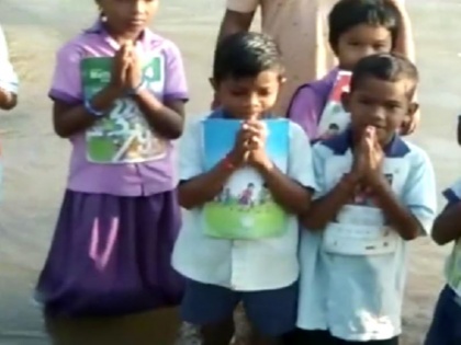 Unique appeal ap tribal children standing water folded hands CM Jagan Mohan Reddy varaha river | आंध्र प्रदेश के आदिवासी बच्चों का अनोखा प्रदर्शन, हाथ जोड़कर पानी में खड़े होकर सीएम जगन मोहन रेड्डी से की यह अपील