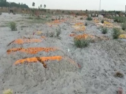 Uttar Pradesh Unnao many dead bodies found buried in Sand near Ganga river | उत्तर प्रदेश के उन्नाव से आई हैरान करने वाली तस्वीरें, गंगा नदी के किनारे रेत में दफन मिले कई शव