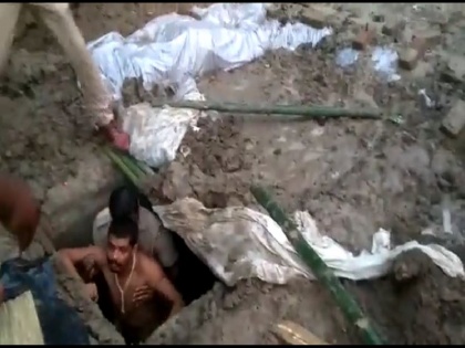 unnao news subham goswami taking samadhi 6 feet pit local sadhu up police saved life see viral video | Watch: 6 फीट गड्ढे में भू-समाधि ले रहा था शख्स, ऐन मौके पर पुलिस ने ऐसे बचाई युवक की जान, देखें वायरल वीडियो