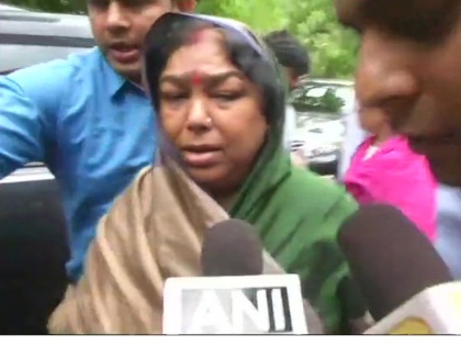 Unnao Rape Case: MLA Kuldeep Sengar wife met DGP OP Singh in Lucknow | उन्नाव गैंगरेप केसः DGP से मिलने पहुंचीं BJP विधायक की पत्नी, कहा-पति के लिए न्याय की मांग करने आई हूं