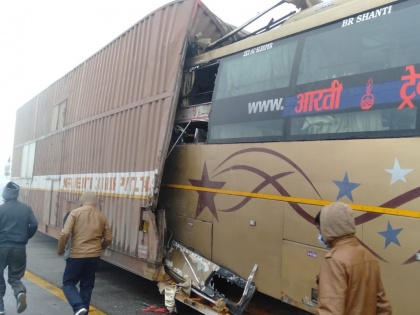 Bus rammed into container on Lucknow-Agra Expressway in Unnao, five dead, many injured | उन्नाव में लखनऊ-आगरा एक्सप्रेस वे पर कंटेनर में पीछे से घुसी बस, पांच की मौत, कई घायल
