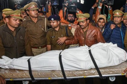 Unnao rape victim's family refuses to cremate body until CM Yogi Adityanath visits them | उन्नाव रेप मामला: मृतका के परिजन मुख्यमंत्री को बुलाने की जिद पर अड़े, अंतिम संस्कार रोका