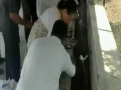 Sonia Gandhi and Rahul Gandhi wash their plates after lunch in Sevagram in Wardha | गांधी जयंती के मौके पर CWC की बैठक, सोनिया-राहुल ने खाना खाकर खुद धोई प्लेट, देखें वीडियो Sonia Gandhi and Rahul Gandhi wash their plates after lunch in Sevagram in Wardha | गांधी जयंती के मौके पर CWC की बैठक, सोनिया-राहुल ने खाना खाकर खुद धोई प्लेट, देखें वीडियो