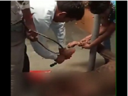 group of men thrashed and inserted screw driver in Dalit youth private part in Nagaur rajasthan for allegedly stealing 500 rupees | युवक के प्राइवेट पार्ट में डाला पेट्रोल, राहुल गांधी ने किया ट्वीट, बोले..