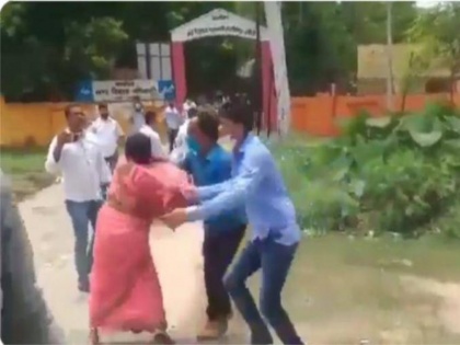 on camera womans sari pulled by rival party men in likhimpur ahead of up rural polls up assemblt election yogi aditynath | यूपी: ब्लॉक प्रमुख के चुनाव से पहले हंगामा और बवाल, लखीमपुर खीरी में महिला प्रस्तावक की खींची गई साड़ी