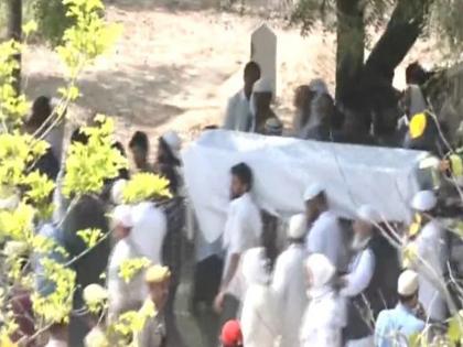 process burying up mafia atik ahmed son Asad ahmed started among 20 to 25 family members Nana said brought up with lots of love | कड़ी सुरक्षा के बीच दफनाया गया असद अहमद, अंतिम संस्कार में अतीक अहमद और परिवार नहीं हुआ शामिल, सिर्फ रिश्तेदार आए नजर process burying up mafia atik ahmed son Asad ahmed started among 20 to 25 family members Nana said brought up with lots of love | कड़ी सुरक्षा के बीच दफनाया गया असद अहमद, अंतिम संस्कार में अतीक अहमद और परिवार नहीं हुआ शामिल, सिर्फ रिश्तेदार आए नजर