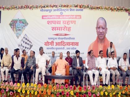 Uttar Pradesh Chief Minister Yogi Adityanath attacked Bengal CM, said, Mamata could not even stop the riots on Holi and... | उत्तर प्रदेश के मुख्यमंत्री योगी आदित्यनाथ ने बंगाल सीएम पर बोला हमला, कहा, ममता होली पर उपद्रव तक नहीं रोक सकीं और...