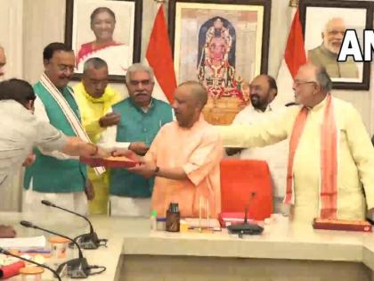 मुख्यमंत्री योगी आदित्यनाथ ने कैबिनेट बैठक में मंत्रियों को मिठाई खिलाई?, पश्चिम बंगाल-असम विधानसभा चुनाव में जीत, वीडियो