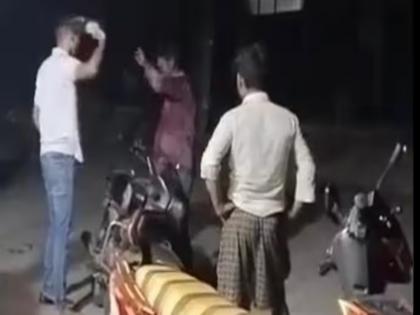 up cops suspended after hitting drunk man with shoes in Hardoi district video viral | यूपी: नशे में धुत शख्स की पुलिस वाले ने की जूते से पिटाई, वीडियो वायरल होने के बाद पुलिसकर्मी सस्पेंड