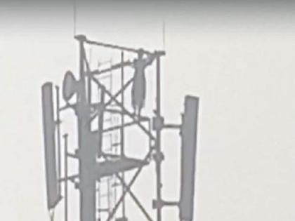 UP Woman Climbs Mobile Tower Alleging Boyfriend Cheated On Her | UP: ब्वॉयफ्रेंड ने शादी से किया इनकार तो मोबाइल टावर पर चढ़ गई महिला, लोगों को आई 'शोले' फिल्म की याद